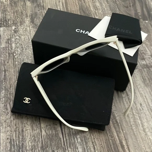 Chanel White pearl Sunglasses - Picture 4 of 5